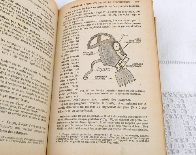 Vintage French School Biology / Natural Science Text Book with lots of Illustrations and Photographs Published by Hachette in 1940, France