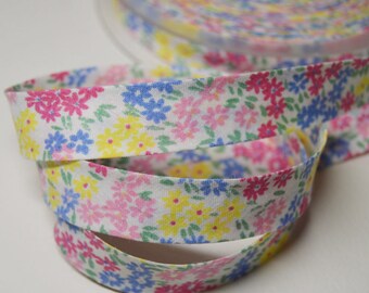 Folded seam 2cm cotton bias, flower/yellow/blue/Fuchsia pink background white (m) ref: BIAI04