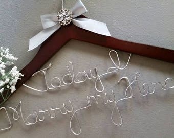Personalized wedding hanger for the perfect wedding dress - she will love it !! Wedding Dress Hanger, Bride Hanger, Bridal Shower Gift