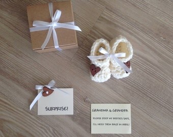 Pregnancy Announcement, Pregnancy Reveal, Reveal Pregnancy, Announce Pregnancy, Newborn Booties with wood heart button