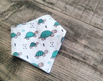 Tortues , Bavoir bandana Bavette unisexe bebe cadeau shower , cadeau naissance / Turtles, baby bandana bib, Gender neutral shower gift