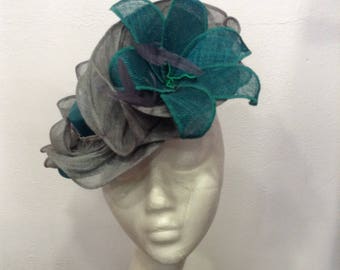 Emerald green and grey hat with sinamay buntal pour mariage ou cérémonie