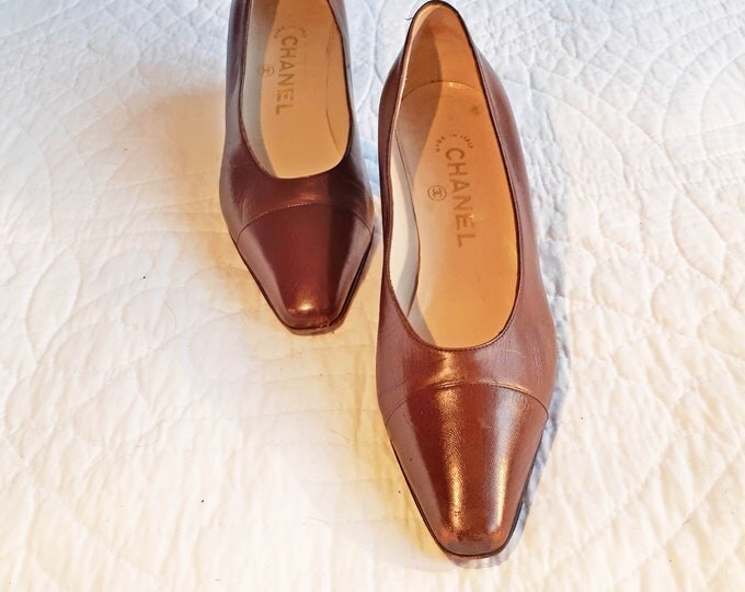 Chanel Shoes, Vintage Chanel, Coco Chanel, Brown Leather Heels, Court Shoes, Mid Heel Shoe, Designer Shoes, Chanel Heels, 1970s Chanel Heels