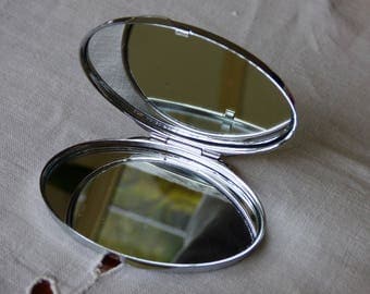 Pocket mirror oval silver color