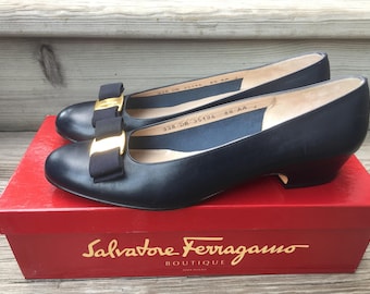 Classic Vintage Salvatore Ferragamo Vara Navy Blue Calf Leather Lillaz Bow Shoes Heels Pumps 8.5 AA