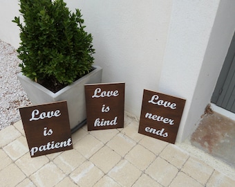 Panneaux pour mariage : love is kind, love is patient, love never ends.