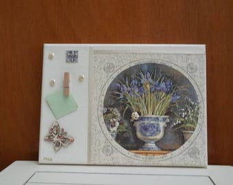Tableau rétro, iris dans un pot ancien