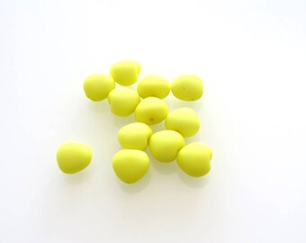 X 15 pearls lemon yellow acrylic heart, 1 cm