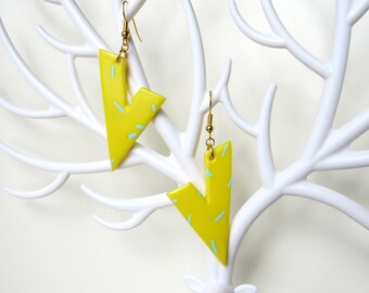 Graphic earrings "V" inspired yellow 80's pop