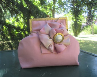 Minaudière rose poudré pour mariage anglais