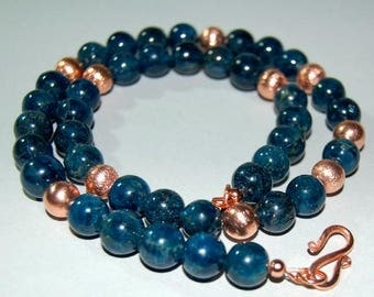 Gemstone necklace with apatite beads and brushed copper balls, 51 cm