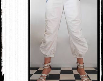 "Mute": large white Capri pants with pleats