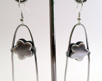 Earrings in silvery metal beat