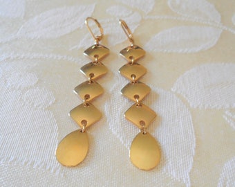 Lovely Vintage Gold Tone Dangle Drop Earrings