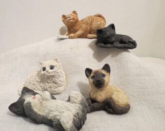 3 Sandicast Brue and 2 United Design Stone Critters Kitty Cat Miniature Figurines