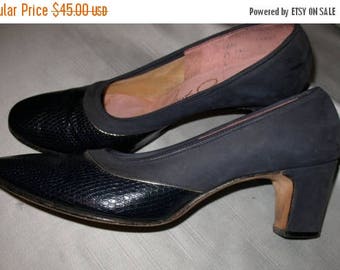 ON SALE Vintage Shoes, Blue Pumps, Spectator Shoes, Navy Blue Shoes, Dress Shoes, 1960s Vintage Spectator Pumps in Embossed Leather w/ Gold