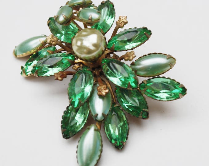 Green Rhinestone Flower Brooch - White Greenish pearl - Gold metal - Mid Century Floral Pin