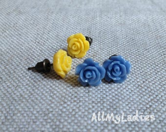 Set of 2 small earrings resin flowers blue and yellow