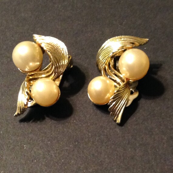 Signed Lisner gold tone clip on earrings swirled gold tone