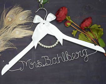 Personalized Wedding Hanger with Pearls, Bridal Hanger, Custom Wire Name Wedding Dress Hanger, Wedding Shower Gift, Bridesmaid Dress Hanger
