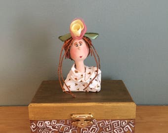 decorative box ,coffre à bijoux,jewelry box,wood box,figurine,art doll,ooak art doll, poupée d'art,boite en bois,rose,flower,treasure box