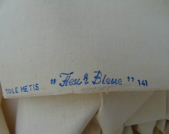 French vintage, bolt of unused metis sheeting fabric. Metis linen/cotton fabric. Unused. Washed. Ready to use. 126" x 88". Superb.
