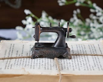 Vintage pencil sharpener - Play Me - Miniature - Sewing machine - Metal pencil sharpener - Collectible