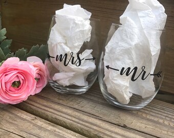 Mr. and Mrs. Stemless wine glasses , bride and groom glasses , gift for newlyweds , his and hers wine glasses , set of 2 glasses , wedding