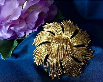 ON SALE Monet Signed Vintage Gold Tone Swirl Brooch, Gold Monet Brooch, Signed Monet Brooch, Vintage Monet Brooch
