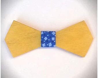 L'ASTRONAUTE. Nœud papillon en bois de buis, revêtu d’un tissu coton bleu aux motifs géométriques. Pour Homme. Cadeau pour papa.