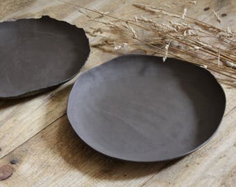 Black ceramic of small serving dish getöpfert plain