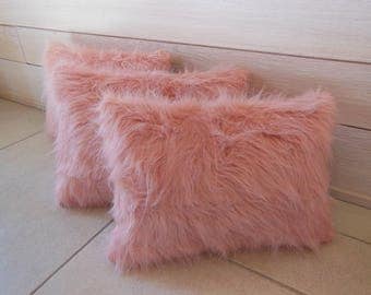 coussin fausse fourrure rose pâle