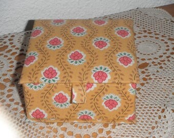 Box of cardboard and fabric lining