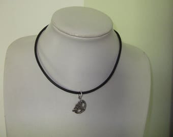 Collier ras du cou cuir noir, breloque masque de carnaval