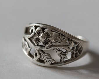 Items similar to Silver floral ring on Etsy