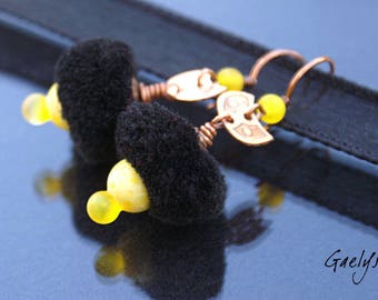 Pompom Girl noir / jaune - boucles d'oreille verre et cuivre, gravure à l'eau forte - Style Bohême - lampwork - bo gaelys