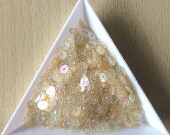 Buttercream iridescent 4 mm sequin in bulk