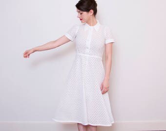 WINTER SALE 20% OFF Vintage 1940s White Daisy Eyelet Cotton Dress / Button Front / 1940s White Sundress / Xs