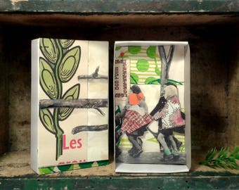 Art box:petit diorama réalisé dans une boîte d'allumette. Écoliers en promenade.