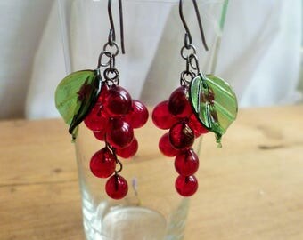 Red grape earrings, 30's 40's inspired ruby grape earrings, fruit earrings, lampwork grapes.