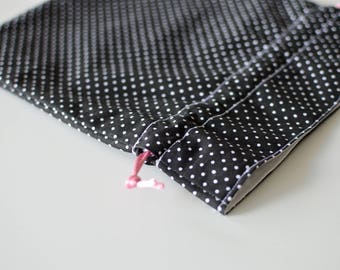 Bourse en tissu à petits pois blancs