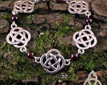 Bracelet Fylenwe noeud entrelacs ronds celtique elfique volutes argenté Grnat rouge foncé médiéval païen wicca