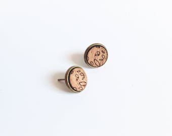 Chip to ear "Ieko" circle etched foliage mahogany wood