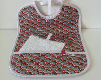 Bavoir avec réservoir "plumes de paon rose" en coton enduit brillant bleu/rose/orange