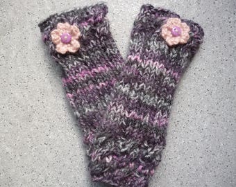 Mitaines en laine tricotée à la main orné d'une petite fleur au crochet.