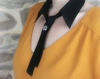 Black tie collar in cotton chevron button closure