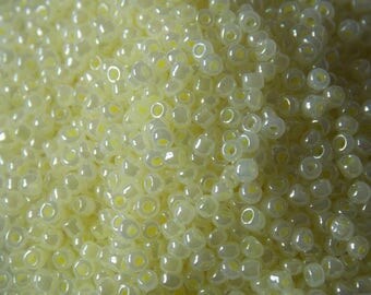 Bag of seed beads 2.5 mm yellow