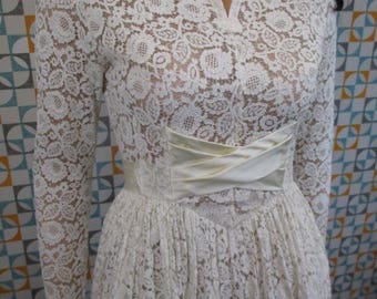 8 S - Stunning True Vintage 1950's White Lace Long Sleeved Wedding Dress