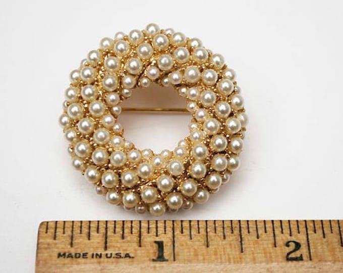 Round pearl Wreath brooch - White seed pearls - gold plated metal - vintage pin