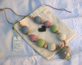 Collana per allattamento realizzata con uncinetto utilizzando cotone bio e legno di faggio certificato